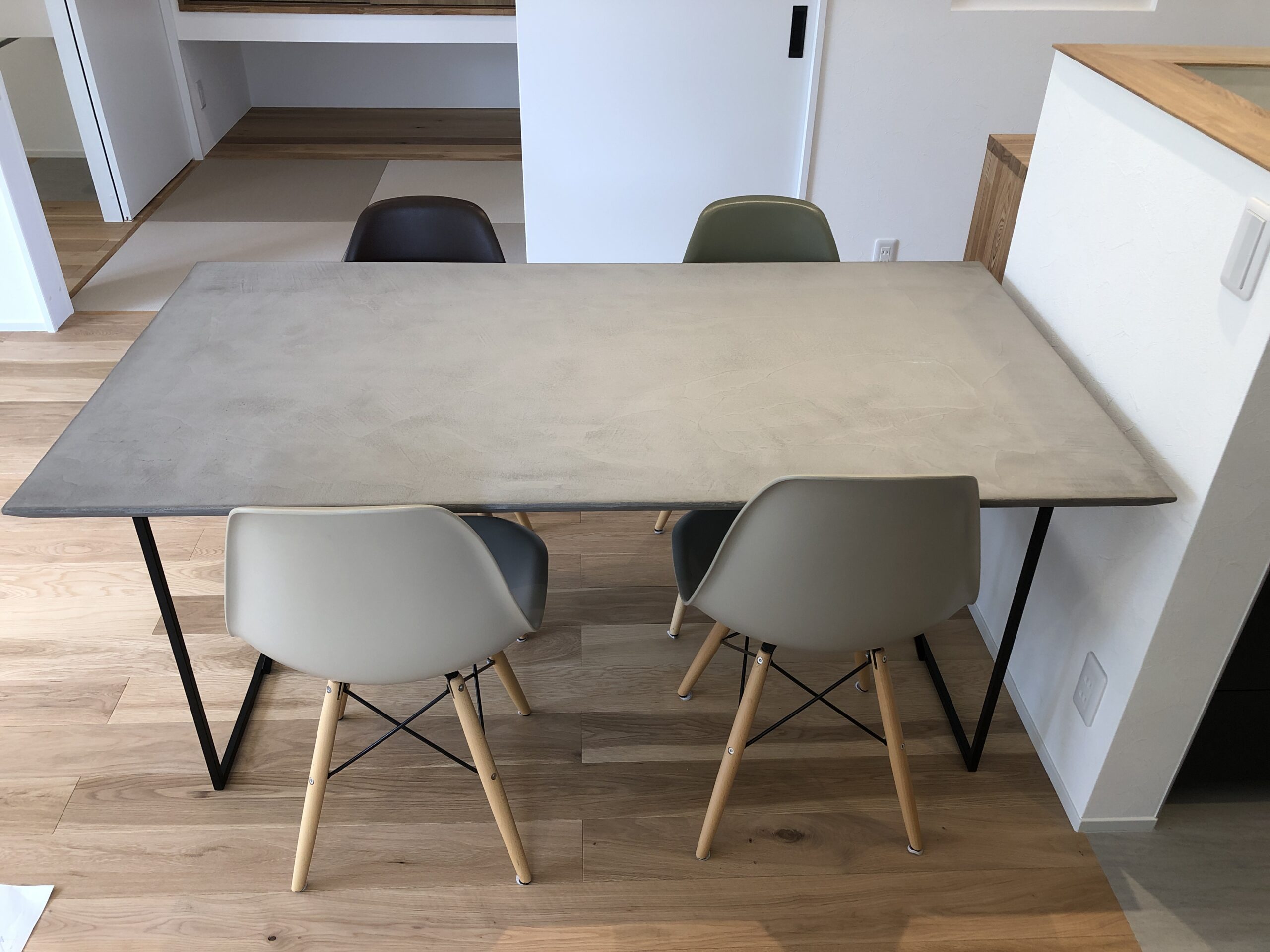 モールテックスで施工されたダイニングテーブル